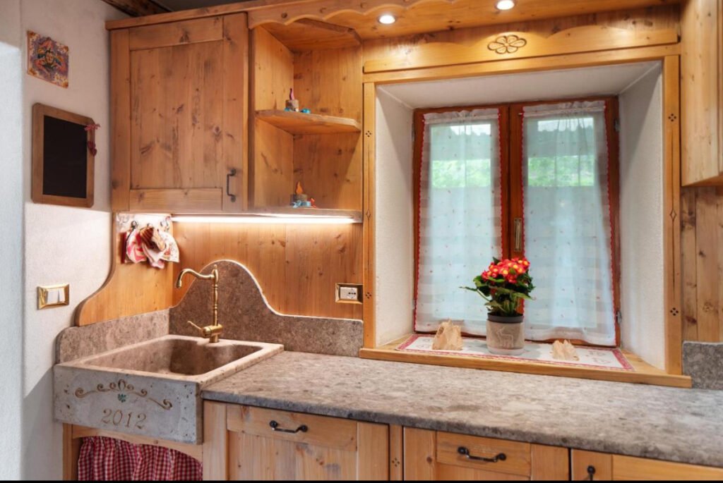 Cucina in pietra dolomia attrezzata