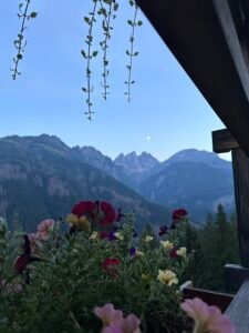 Tramonto stellato sulle montagne dolomitiche